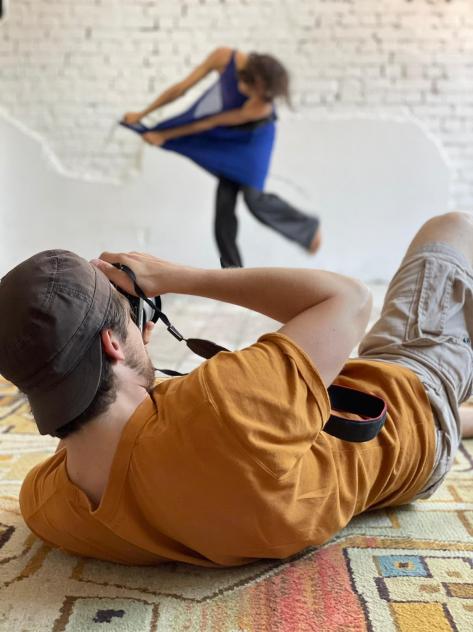Milan Kampfer fotografiert aus einer fast liegenden Position die Tänzerin Naomi Brito